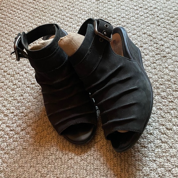 Earth wedge sandals leather size 8.5D Wide - Picture 5 of 7